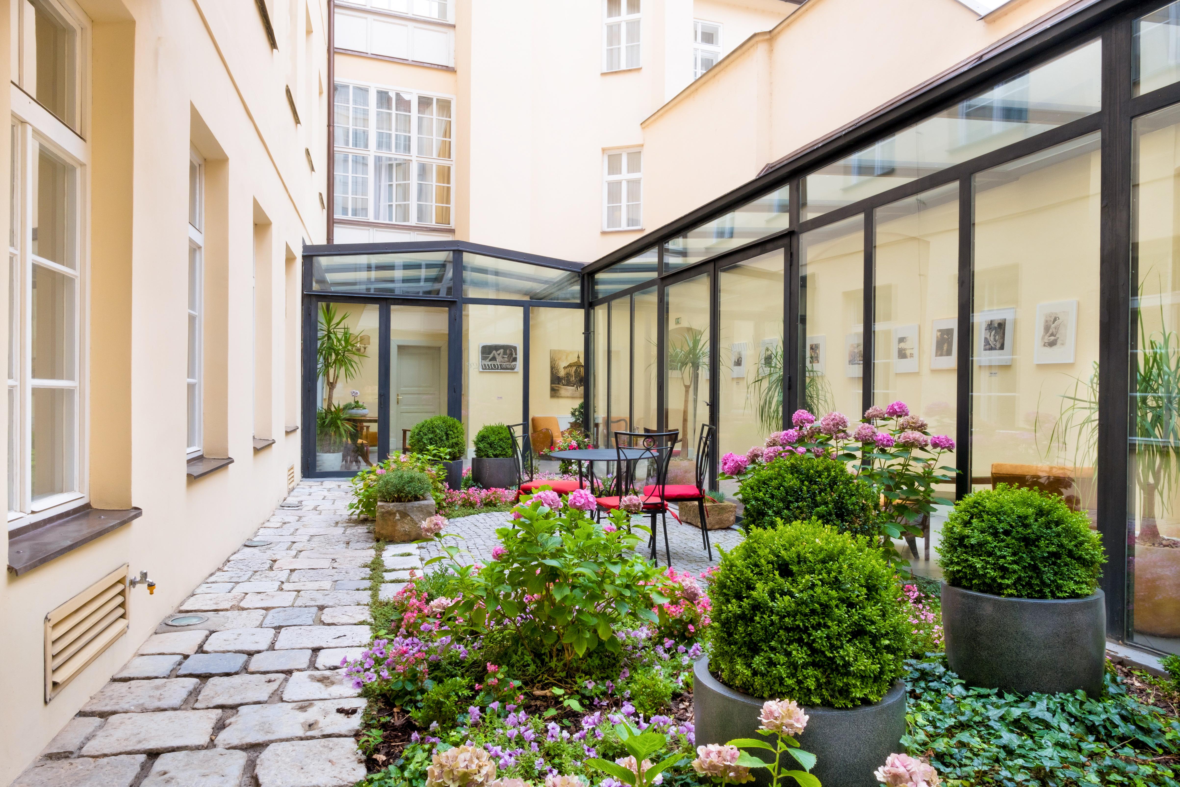 Hotel Bookquet Praga Exterior foto The courtyard of the museum